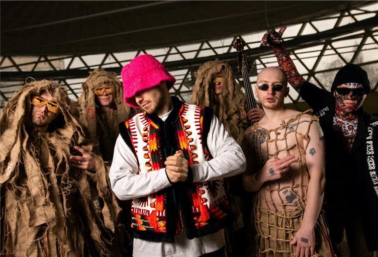 Trotz des Krieges: Ukraine-Band plant Reise zum ESC nach Turin Die ukrainische Band Kalush Orchestra mit Sänger Oleg Psyuk (Mitte) will trotz des Krieges zum Eurovision Song Contest nach Turin reisen.