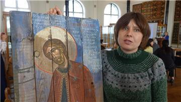 Die ukrainische Künstlerin Sonja Atlantowa steht neben einer modernen Ikone im Museum für angewandte Kunst in Kiew.
