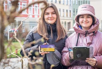 Die ukrainischen Flüchtlinge Diana Novosetska (19, links) und Sofia Korzum (15) möchten gern die deutsche Sprache erlernen und an den Willkommenskursen teilnehmen.