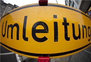 Ein Straßenschild mit der Aufschrift "Umleitung".