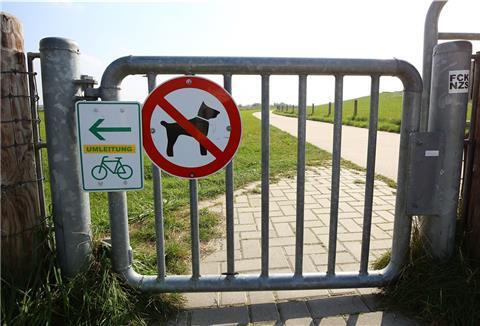Die Umleitungsschilder am Jadebusen-Radweg sollten am Dienstag entfernt werden - es gibt jedoch noch Klärungsbedarf.