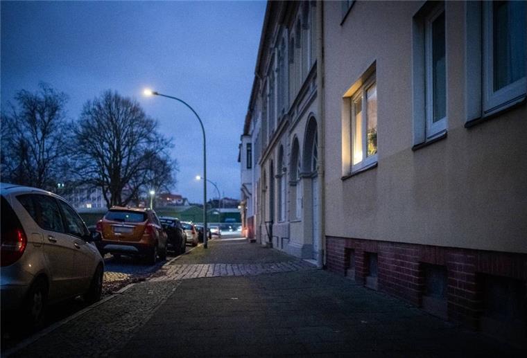 Bremerhaven spart Energie durch sparsame Straßenbeleuchtung Die Umrüstung der Straßenlampen in Bremerhaven hat bisher laut Stadtrat Bernd Schomaker eine Energieersparnis von rund 580 Tonnen CO2 eingebracht.