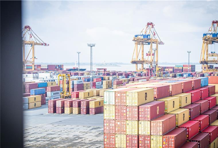 Bremerhaven: Keine Kündigungen bei Eurogate Die Umschlagzuwächse an der Stromkaje sind zweistellig und sichern Beschäftigung: Die Umstrukturierung des Unternehmens wird ohne Kündigungen vollzogen. Foto: Hartmann
