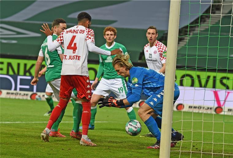 Ärger über Videoschiri: Werder rutscht in den Abstiegskampf Die umstrittene Szene: Werder erzielt das 1:1, doch das Tor wurde nach dem Videobeweiss zurückgenommen.
