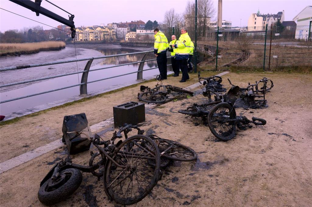 Die unbekannten Täter versenkten auch Fahrräder in der Geeste. 
