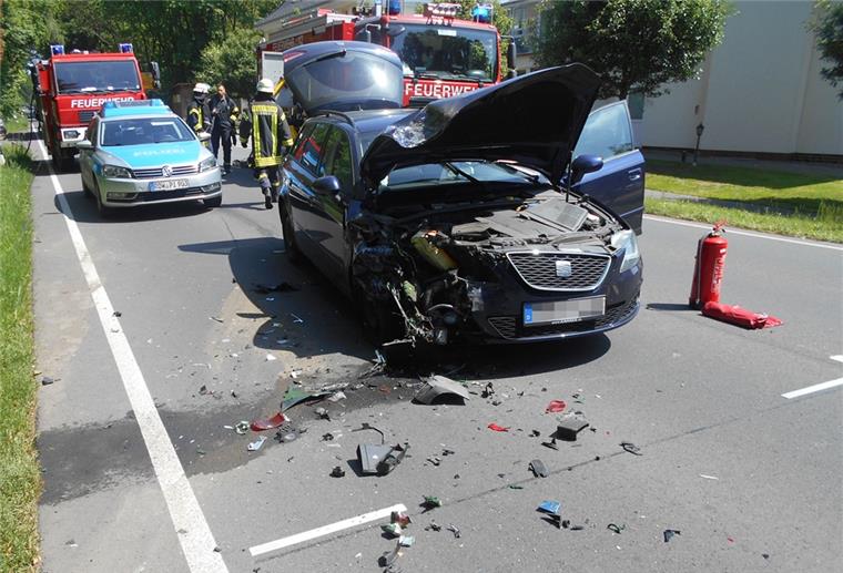 In Lauenbrück kracht es vor dem Altenheim Die Unfallstelle auf der B 75 musste gesperrt werden.
