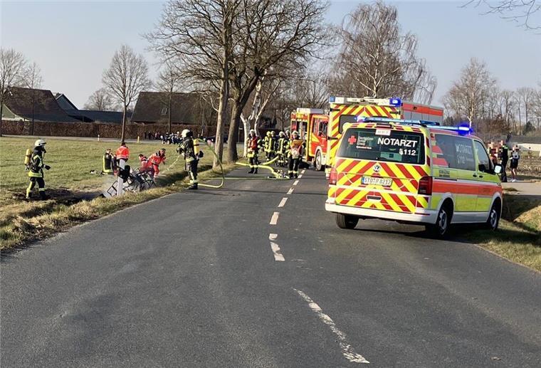 Eine Unfallstelle auf einer Kreisstraße. Zu sehen sind auch Einsatzfahrzeuge des Rettungsdienstes.