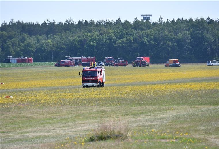 Nach Absturz: Ermittlungen laufen auf Hochtouren Die Unfallstelle befand sich auf dem nicht-militärischen Teil des Flughafens Nordholz, 50 Meter neben der Start- und Landebahn in einem Maisfeld.