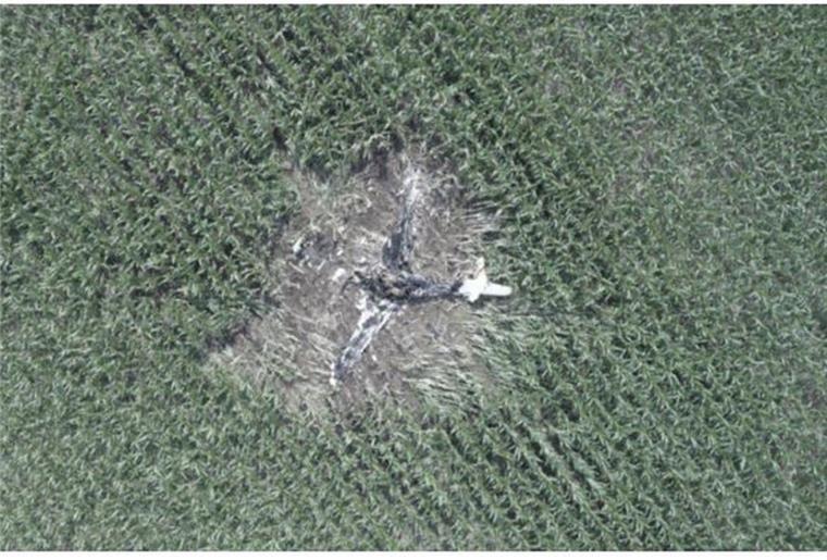 Ein Sportflugzeug ist in ein Maisfeld gestürzt.