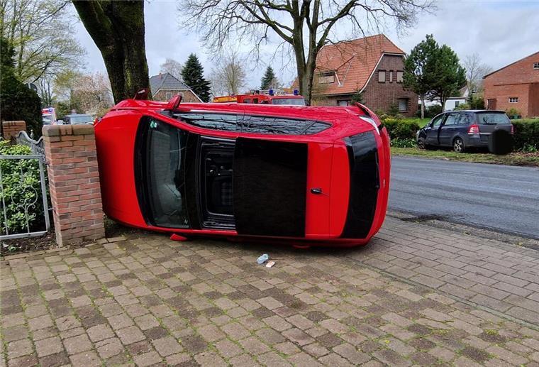 Die Unfallstelle: Der rote VW liegt  auf der Seite und das andere Fahrzeug im gegenüberliegenden Seitengraben.