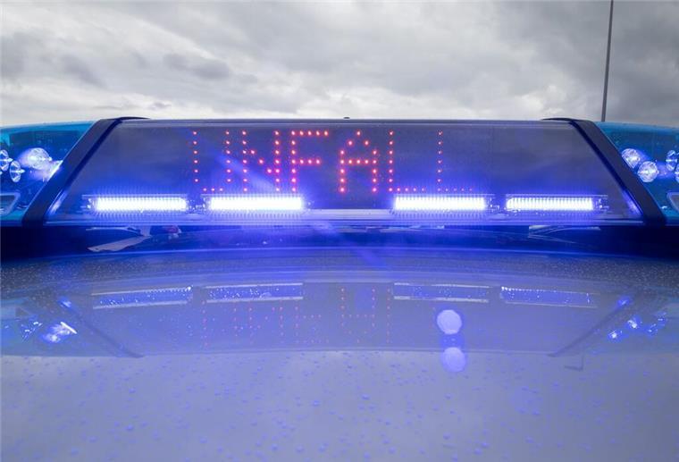 Auffahrunfall auf der A 27 bei Bremerhaven Ein Blaulicht und eine LED-Anzeige leuchten auf dem Dach eines Polizeifahrzeugs.