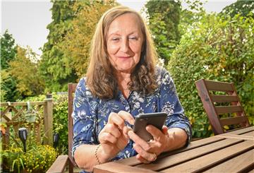 Eine Frau schaut auf ihr Handy.