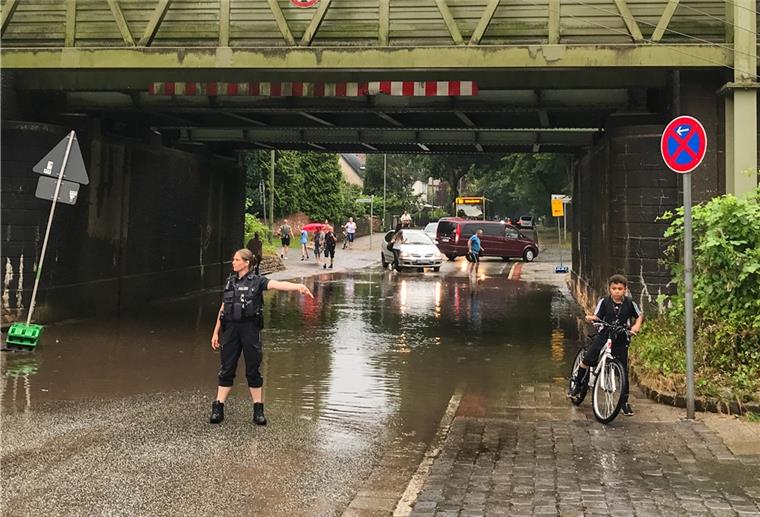 Bremerhaven und Langen: Heftiger Regenschauer sorgt für Probleme Die Unterführung Parkstraße ist abgesoffen.