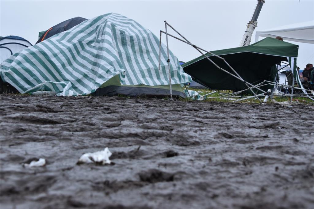 Die Unwetter haben einigen Zelten erheblich zugesetzt. 