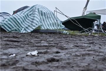 Die Unwetter haben einigen Zelten erheblich zugesetzt. 