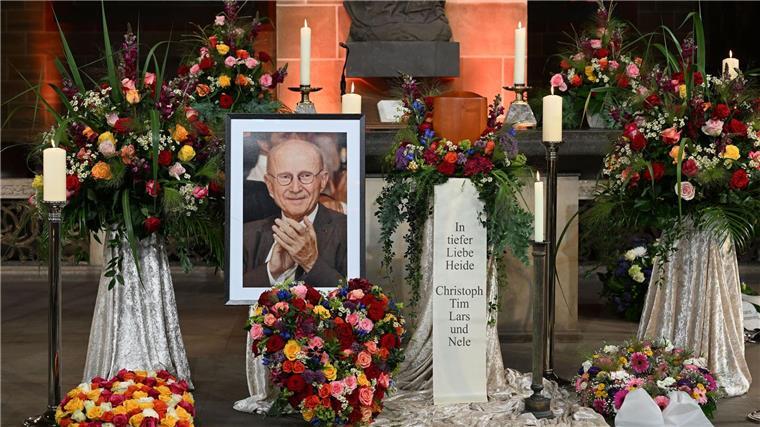 Die Urne von Willi Lemke ist zwischen Kerzen und Blumen aufgebahrt.