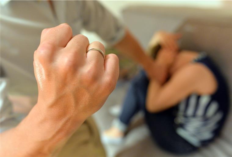 Häusliche Gewalt in nüchternen Zahlen erfasst Die Ursachen für häusliche Gewalt sind vielfältig, aber immer spielt ein ungleiches Machtverhältnis eine Rolle.