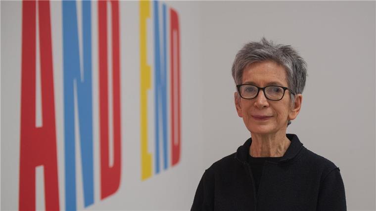 Erste eigene Ausstellung von Kay Rosen in Europa Die US-amerikanische Künstlerin Kay Rosen steht in ihrer Ausstellung „Now and Then“.