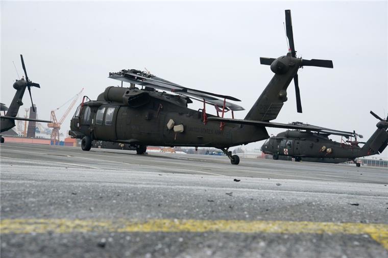 Die US-Army hat eine Heeresfliegerbrigade aus den Vereinigten Staaten nach Bremerhaven transportiert und entladen. 