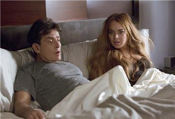 Die US-Schauspieler Charlie Sheen und Linsday Lohan in „Scary Movie 5“.