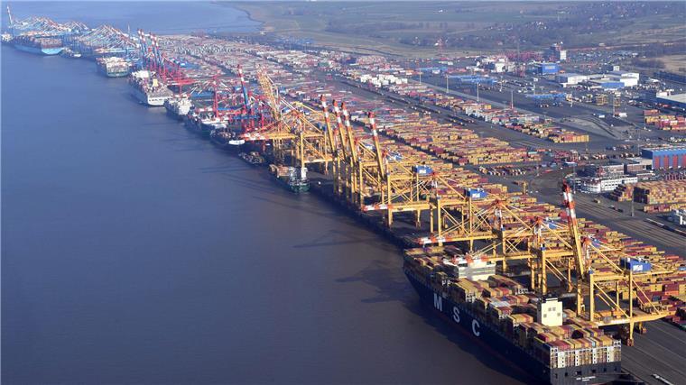 Trump-Zölle auf EU-Importe könnten Bremerhaven hart treffen Der Containerterminal an der Stromkaje in Bremerhaven aus der Luft fotografiert.