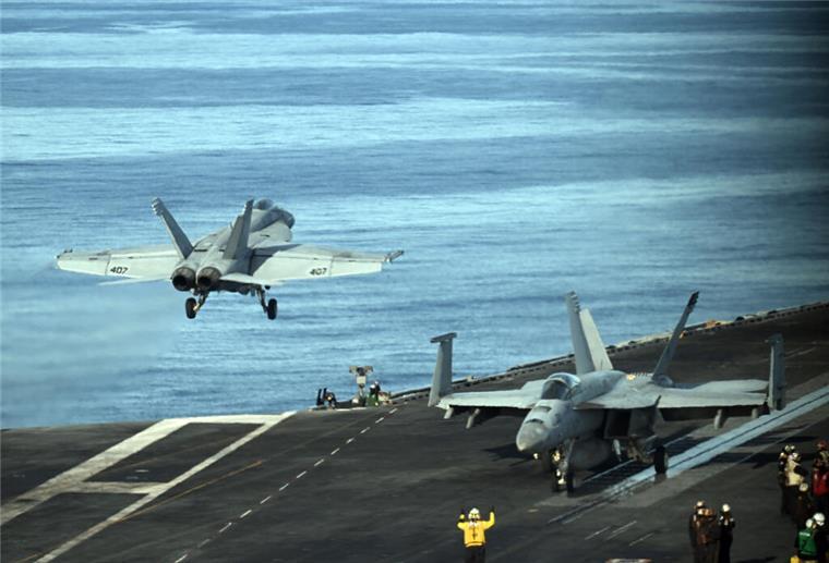  Ein Kampfjet vom Typ F 18 startet vom Flugzeugträger USS Gerald R. Ford.  Die „USS Gerald R. Ford“ nimmt mit weiteren Nato-Einheiten an der Übung „Neptun Strike 25“ teil – Ziel ist es, maritime Sicherheit und Abschreckungsfähigkeit zu stärken.