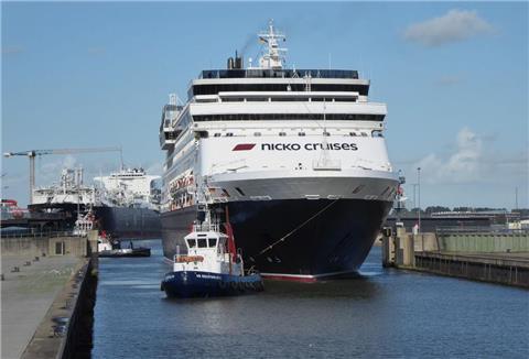 Die „Vasco da Gama“ liegt in der Kaiserschleuse und wartet auf die Ausfahrt in die Weser. Das Schiff verholt ans Kreuzfahrtterminal.