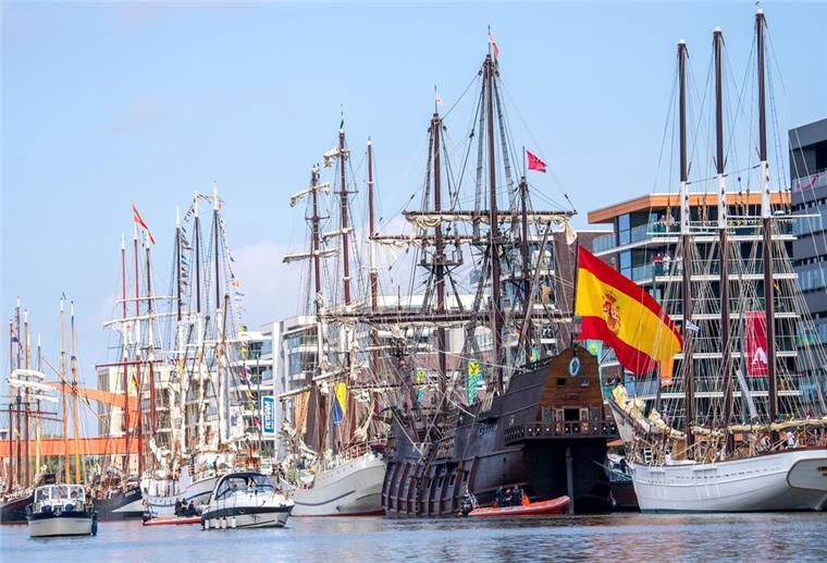  Segelschiffe liegen bei der Eröffnung der «Maritimen Tage» im Jahr 2021 im Hafen. 
