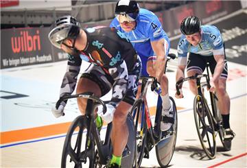 Radfahrer fahren ein Rennen bei den Sixdays in Bremen.