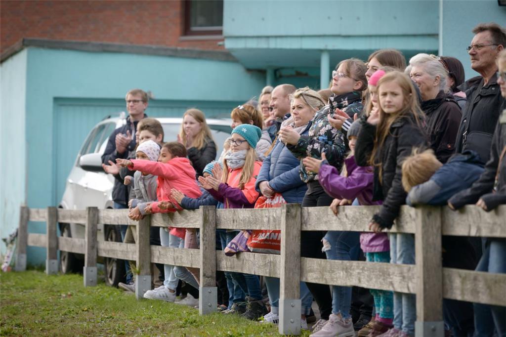 Die Veranstaltung lockte zahlreiche Zuschauer und Hundefreunde nach Bad Bederkes...