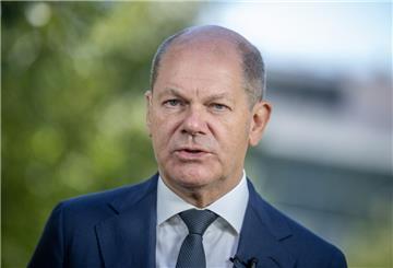 Bundeskanzler Olaf Scholz (SPD), steht bei einem TV-Interview auf dem Gelände der UN während seines Aufenthalts zur Generaldebatte bei der 77. Vollversammlung der UN.