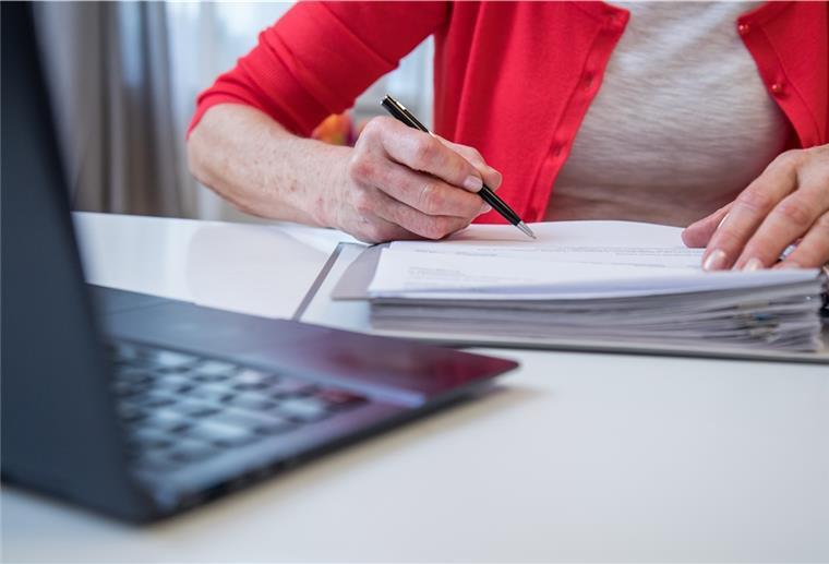 Bremerhaven: Experte gibt Tipps zur Sterbeversicherung Zahlreiche Versicherungsunternehmen bieten daher sogenannte Sterbegeldversicherungen an.