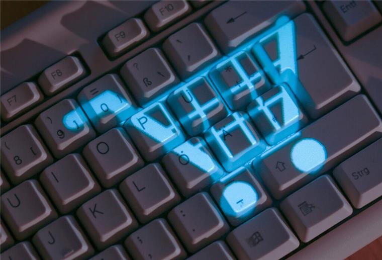 Buy Now Pay Later und Co.: Verbraucherzentrale warnt vor Schuldenfalle Eine Tastatur, auf der ein Einkaufwagen zu sehen ist.