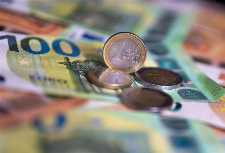 Klimageld: Verbraucherzentrale fordert Zahlung von 139 Euro für jeden Bürger Euro-Scheine und -Münzen
