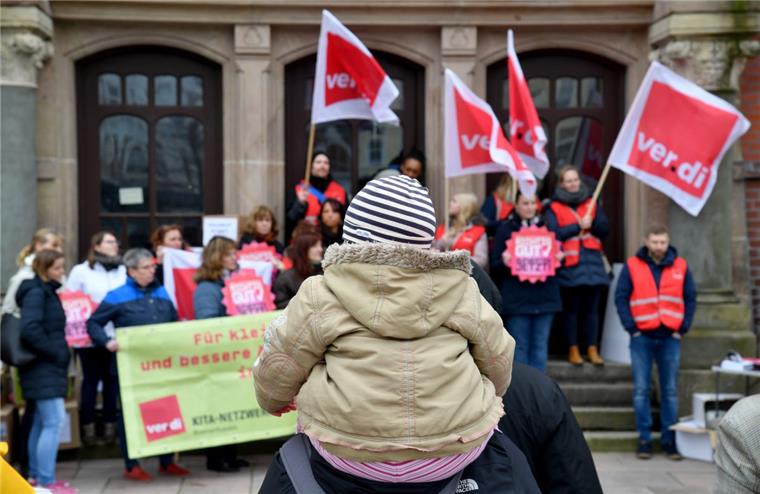 Protest in Bremerhaven: Erzieherinnen wollen bessere Arbeitsbedingungen Die Verdi-Protestaktion unter dem Motto „Kita-Beschäftigte entlasten. Jetzt!“ vor der Schule am Ernst-Reuter-Platz richtet sich an Mitglieder des Jugendausschusses – der hatte aber gar nicht wie geplant zusammen mit dem Schulausschuss getagt.