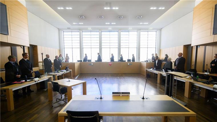 Die Verfahrensbeteiligten im Prozess um den VW-Abgasskandal - bis auf die vier Angeklagten - stehen zu Prozessbeginn im Gerichtssaal im Landgericht Braunschweig.