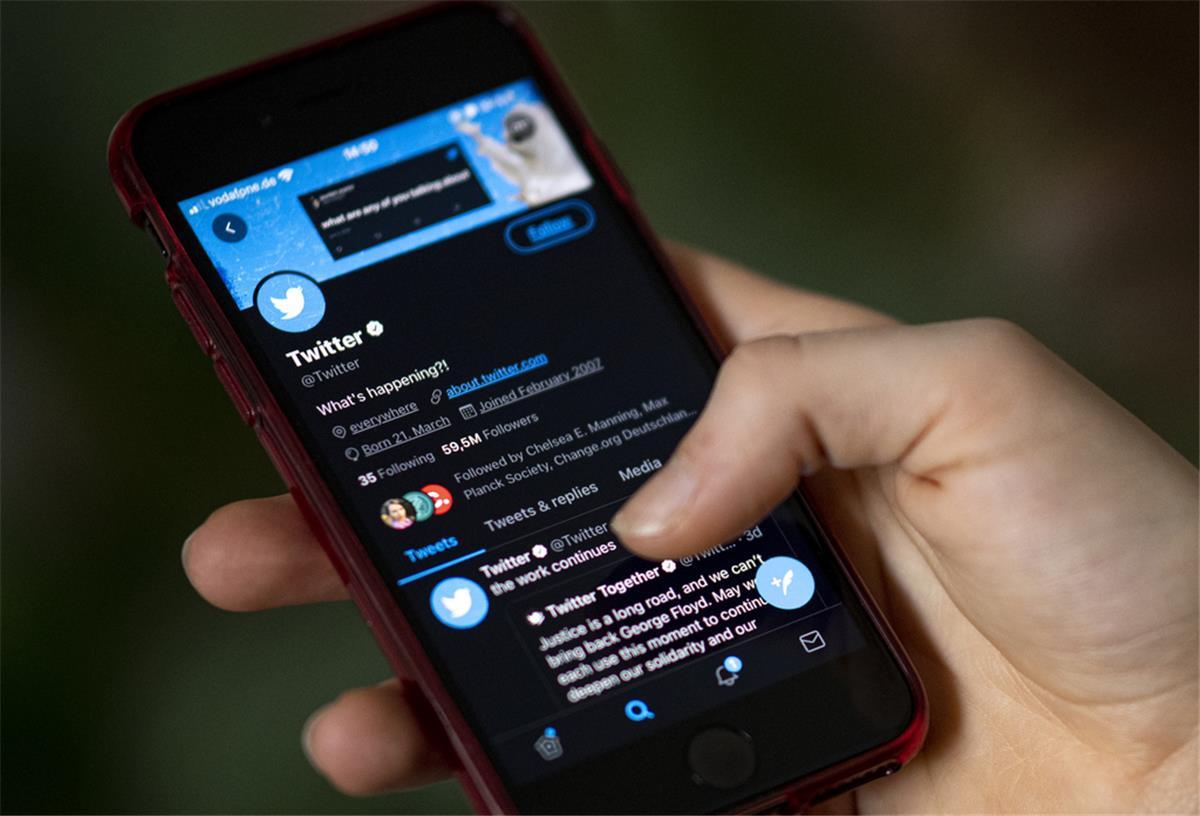 Twitter: Verifizierte Konten gibt es bald nur mit bezahltem Abo Auf dem Bildschirm eines Smartphones sieht man die Timeline in der App Twitter
