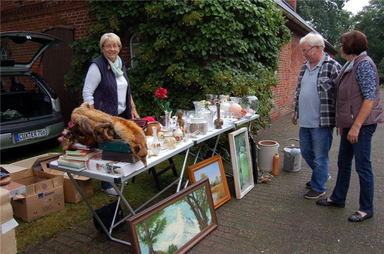 Fuchskragen bis Schreibmaschine: Hollener Dorfflohmarkt zieht die Schnäppchenjäger an Die Verkaufsmeile des Flohmarkts in der „Alten Reihe“ bot wirklich für alles und jeden etwas.