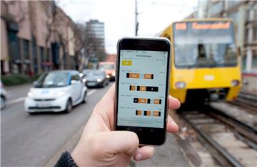 Die Verkehrs-App "Moovel" vereinfacht bereits heute die Nutzung öffentlicher Verkehrsmittel. Doch die Digitalisierung soll die Mobilität per Smartphone noch einfacher machen.