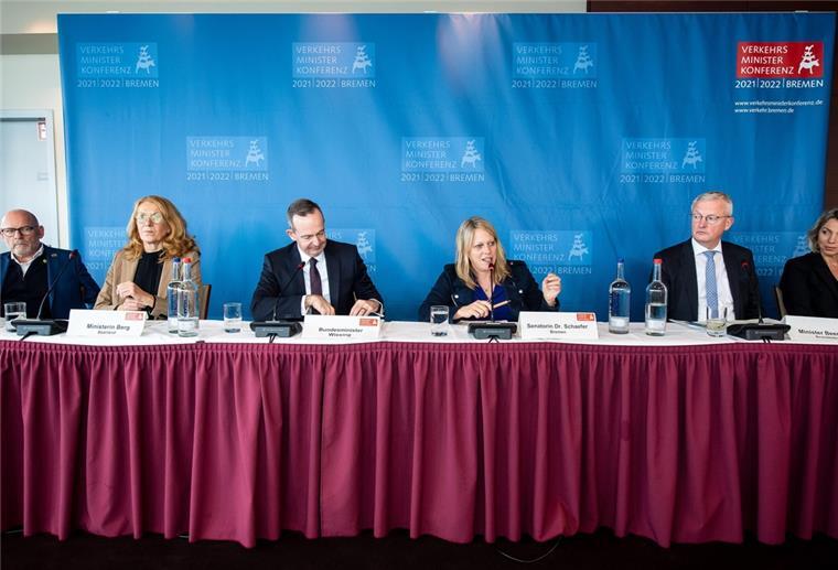 Bremerhaven: Länder bereit zu Kofinanzierung von 49-Euro-Ticket Winfried Hermann (Bündnis 90/Die Grünen), Petra Berg (SPD), Volker Wissing (FDP), Maike Schaefer (Grüne), Guido Beermann (CDU) und Susanna Karawanskij (Die Linke), geben in Bremerhaven eine Pressekonferenz zur Verkehrsministerkonferenz.