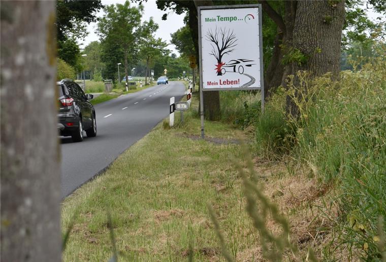Die Verkehrssicherheitskampagne „Mein Tempo... Mein Leben!“ mahnt Auto- und Motorradfahrer jetzt auch im Cuxland - wie hier auf der K69 bei Dorum - zur umsichtigen Fahrweise.