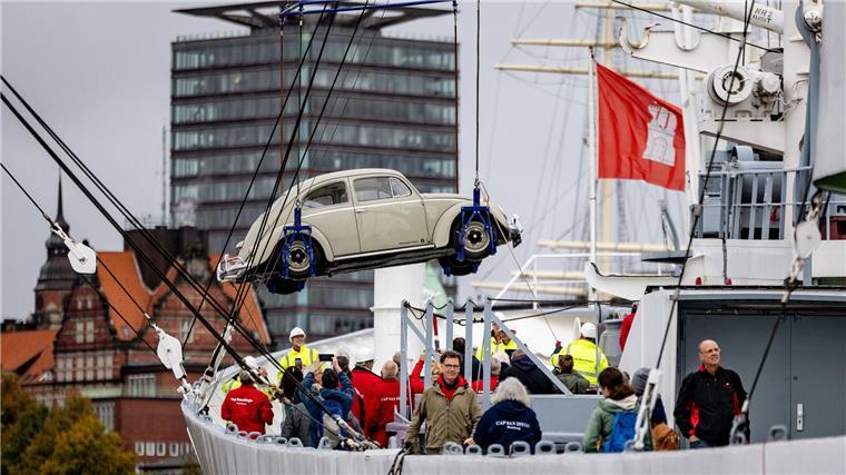 Schwebender VW Käfer - mit Lastkran auf die „Cap San Diego“ Die Verladung bildet den Auftakt zur neuen Cap San Diego Ausstellung, die auf rund 600 Quadratmetern Technik, Geschichte, Menschen und Ladung in den Fokus rücken wird.