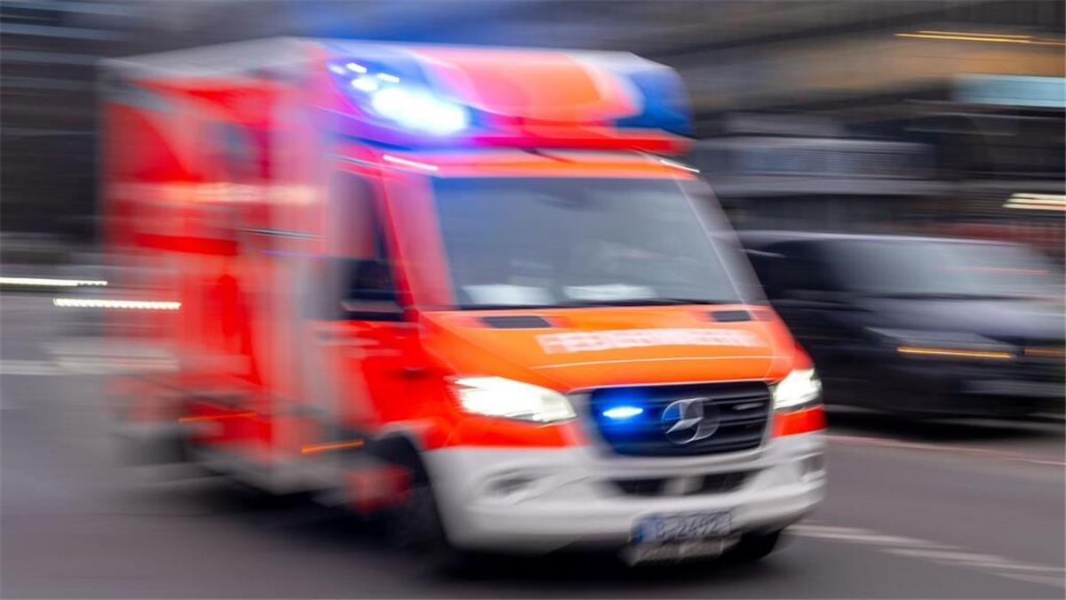 Ein Rettungswagen der Feuerwehr fährt mit Blaulicht zu einem Einsatz.