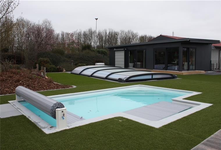 Tag der offenen Tür bei Poolbau Schmeyer GmbH Die verschiedenen Pool-Modelle können im Außengelände angesehen werden.