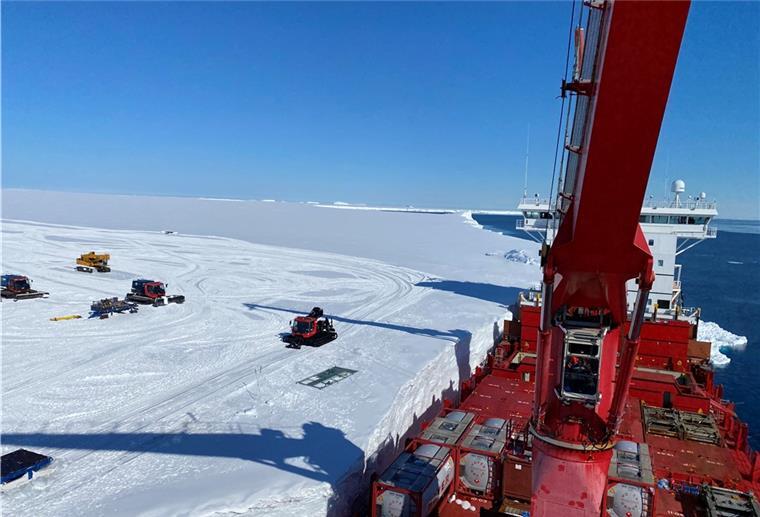AWI: Fahrplanänderung für Antarktis-Überwinterer Die Versorgung der Neumayer-Station hat in diesem Jahr das dänische Frachtschiff „Malic Arctica“ übernommen. Die „Polarstern“ hat andere Aufgaben.
