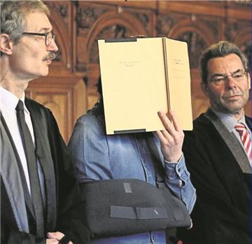 Die Verteidigung des sogenannten "Todes-Rasers von Bremen" will gegen das Urteil in Revision gehen.