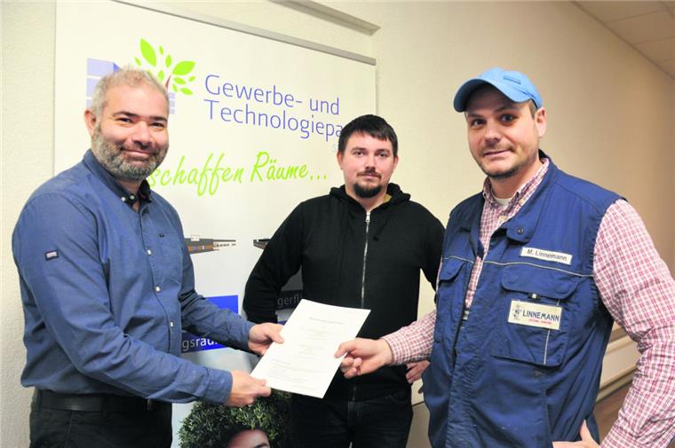 Sievern: Handwerker schreibt Erfolgsgeschichte im Gewerbepark Die Verträge sind unterschrieben: Ertan Yildirim (links), mit Jan-Oliver Hoops Eigentümer des Gewerbe- und Technologieparks, freut sich über die Erfolgsgeschichte von Markus Linnemann (rechts) und über den jungen Nachmieter Tobias Stein, der ebenfalls als Alleinunternehmer beginnt.