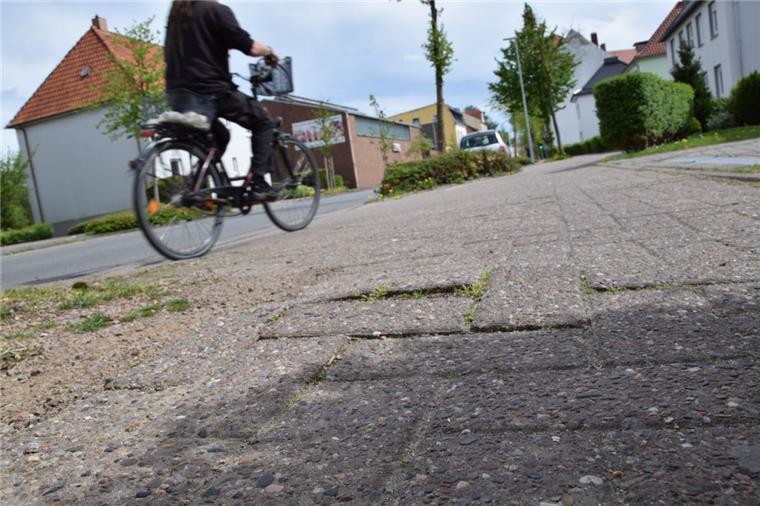 In Nordenham sollen die Radwege saniert werden Die Verwaltung hat jetzt eine Sanierungsliste erstellt. Unter anderem will sie an der Südseite der Viktoriastraße (Foto) tätig werden.