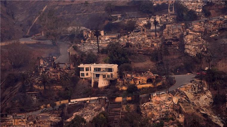 Wie bedeutend Pacific Palisades für Deutschland ist Die Verwüstung durch das Feuer ist aus der Luft im Stadtteil Pacific Palisades von Los Angeles zu sehen.