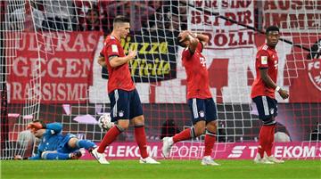 Die Verzweiflung steht den Bayern-Spielern in ins Gesicht geschrieben.